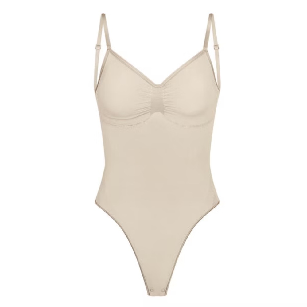 NWOT SKIMS SEAMLESS SCUPT BODYSUIT THONG SAND SMALL